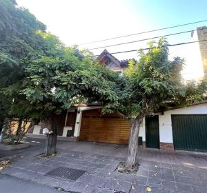 een boom voor een huis met een garage bij Casa Nervo in Guaymallen