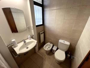 een badkamer met een toilet en een wastafel bij Casa Nervo in Guaymallen