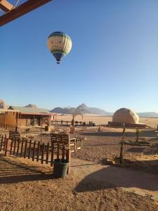 un globo de aire caliente volando en el desierto en Wadi Rum Maracanã camp, en Wadi Rum