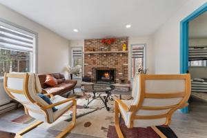 Χώρος καθιστικού στο Open Concept-HotTub-Sauna-Billiard-Poker home +44 φωτογραφίες