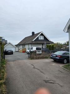 een huis met twee auto's op een oprit bij Hjem i Sørumsand 25 min fra Gardermoen 