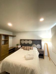 1 dormitorio con 1 cama blanca grande en una habitación en Departamento Cristal, en Ixmiquilpan