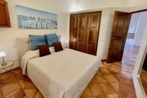 Giường trong phòng chung tại Villetta sulla Promenade du Port +23 ảnh