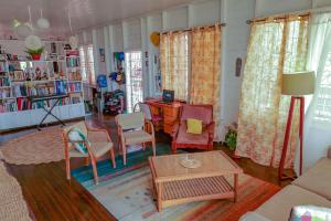 SMITH'S BNB ROOMS 2 في جورج تاون: غرفة معيشة مع طاولة وكراسي ومكتب