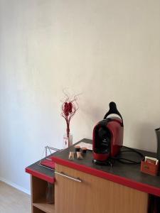 una tostadora roja sentada sobre un mostrador en Zum Breyer BNB City Apartment, en Baden
