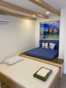 Zimmer mit einem Bett mit blauer Matratze in der Unterkunft Studio Mirjana in Prvić Luka
