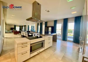 Il comprend une cuisine équipée d'un évier et d'une cuisinière. four supérieur dans l'établissement Stylish 5B Room MB04 at New Marina, à Hurghada