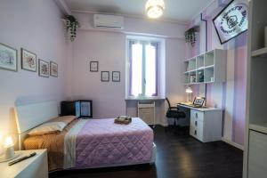 1 dormitorio con cama, escritorio y ventana en Turin Comfort Home en Turín