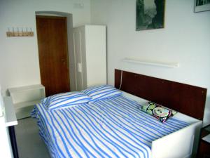 A bed or beds in a room at A un Passo dai Sassi
