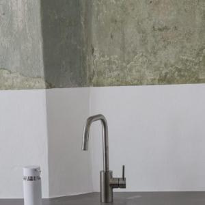 um lavatório com uma torneira na casa de banho em Ubytovanie v Kláštore - Apartmány em Rožňava