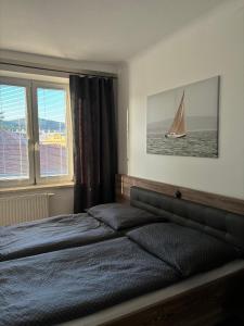 1 dormitorio con 1 cama y un velero en la ventana en Zum Breyer BNB City Apartment, en Baden