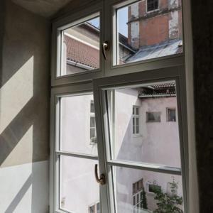 uma janela com vista para um edifício em Ubytovanie v Kláštore - Apartmány em Rožňava
