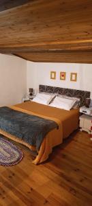 un grande letto in una camera da letto con soffitto in legno di Encosta Serra Lagoa do Fogo 1/4 da Casa Do Monte a Vila Franca do Campo