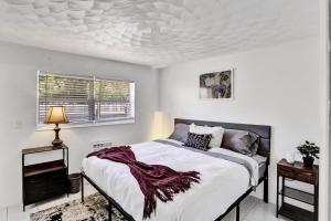 een slaapkamer met een groot bed en een raam bij Victoria Park Regency in Fort Lauderdale