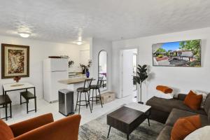 een woonkamer met een bank en een keuken bij Victoria Park Regency in Fort Lauderdale