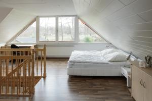 1 dormitorio con 1 cama en el ático en Ferienhaus direkt an der Spree mit Whirlpool und Sauna, en Berlín
