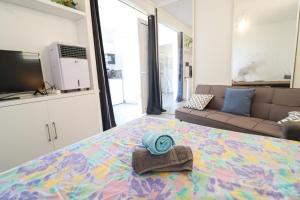 Ένα ή περισσότερα κρεβάτια σε δωμάτιο στο Studio Chez Anna - vue mer et piscine