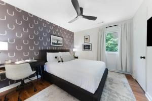 En eller flere senge i et værelse på Harmonic Bungalow Close to Vanderbilt And 12 South