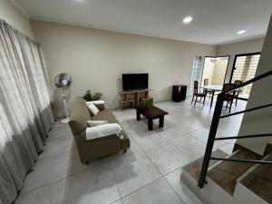 een woonkamer met een bank en een tv bij Casa para 4 personas en San Pedro in San Pedro