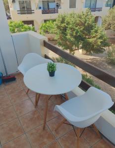 - Balcón con mesa blanca y 2 sillas en Formentera Suite 10 en Es Pujols