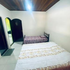 a bedroom with two beds in a room at Chácara Li&Mazinho in Ibiúna