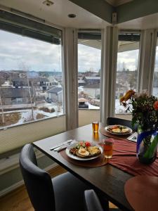 een eettafel met twee borden eten erop bij Hjem i Sørumsand 25 min fra Gardermoen 