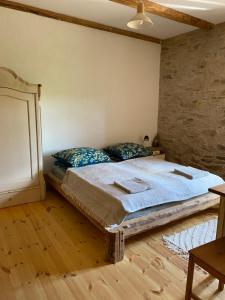 - une chambre avec un grand lit dans l'établissement DOM PIWOWARA, à Leśna