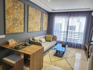 Posezení v ubytování The Twenty-Six Palmier by IB Signature - Design 1Bedroom Apt with Wifi, Parking, Self check-in, 24 x7 Security - City View with terrace - Walk to Cafes! City Centre, Tram