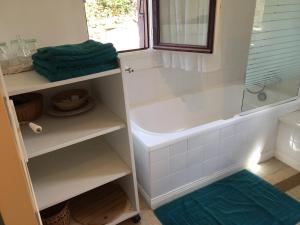 a bathroom with a bath tub and a sink at La Familiale, Aile du Château de Busqueilles à Autoire, 3 chambres, 3 SDB, vue parc & calme in Autoire