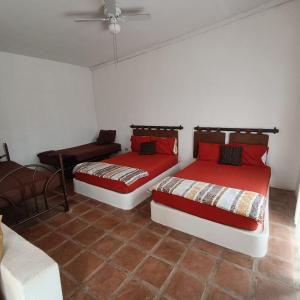 sypialnia z 2 łóżkami i kanapą w obiekcie Quinta La Toscana w mieście Ensenada