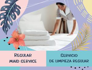 蓬塔卡納的住宿－DUCASSI Suites ROOMS & BEACH - playa Bavaro - WiFi - Parking - ROOFTOP POOL & SPA ，一位女性在带毛巾的房间里整理床铺