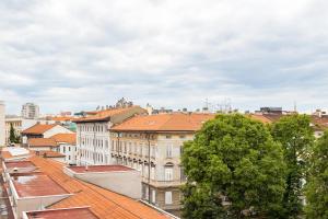 a view of a city with buildings and trees at La casa di Po' in Trieste