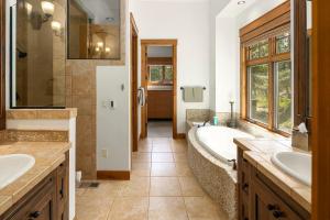 a bathroom with two sinks and a bath tub at The 17th hole in Cle Elum