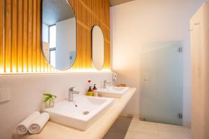 uma casa de banho com 2 lavatórios e um espelho em Agua de Luna Boutique Hotel em San Francisco