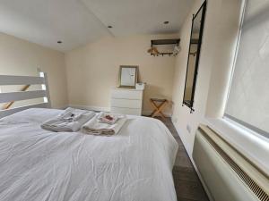 1 dormitorio con 1 cama con 2 toallas en 1 Bed House Luton town center, en Luton