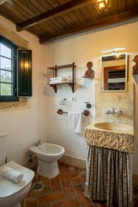 a bathroom with a sink and a toilet at Quinta do Brejo - Turismo Equestre in Mafra
