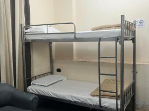 ドバイにあるShort Term Tourist Placeの二段ベッド2組が備わる客室です。