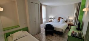 um quarto de hotel com duas camas e uma janela em Beau Rivage em Charavines