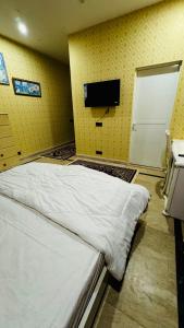 Katil atau katil-katil dalam bilik di Luxury Farmhouse for Stay and Events