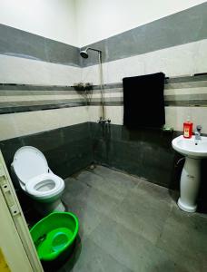 y baño con aseo y lavamanos. en Luxury Farmhouse for Stay and Events en Lahore