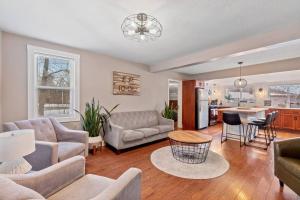 ein Wohnzimmer mit Sofa und Tisch in der Unterkunft Charming PLX Cottage-LAKE VIEW in Akron + 18 Fotos