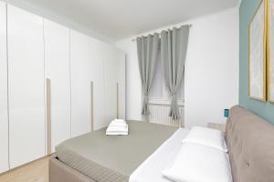 1 dormitorio con cama y ventana en Manzoni en Lecco
