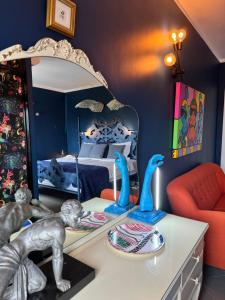 - une chambre avec un lit et un miroir dans l'établissement Palm View Guesthouse, adults only, à Luz