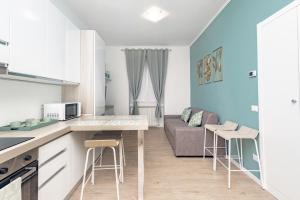 cocina y sala de estar con sofá en Manzoni en Lecco