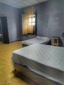 聖塔安娜的住宿－Casa isabel，客房设有两张床和窗户。