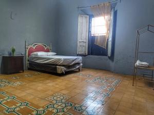 1 dormitorio con cama y alfombra en el suelo en Casa isabel en Santa Ana
