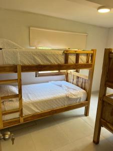 2 łóżka piętrowe w małym pokoju z: w obiekcie Mykonos Beach House w mieście Tolú
