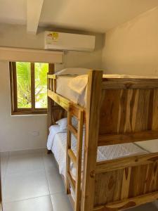Mykonos Beach House tesisinde bir ranza yatağı veya ranza yatakları
