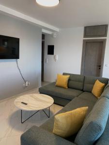 Μια τηλεόραση ή/και κέντρο ψυχαγωγίας στο Infinito Blu Blu apartment