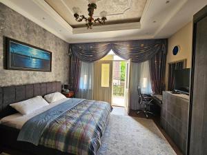 Un dormitorio con una cama y un televisor y una ventana. en Zemun Center LUX 3 bedroom, en Belgrado